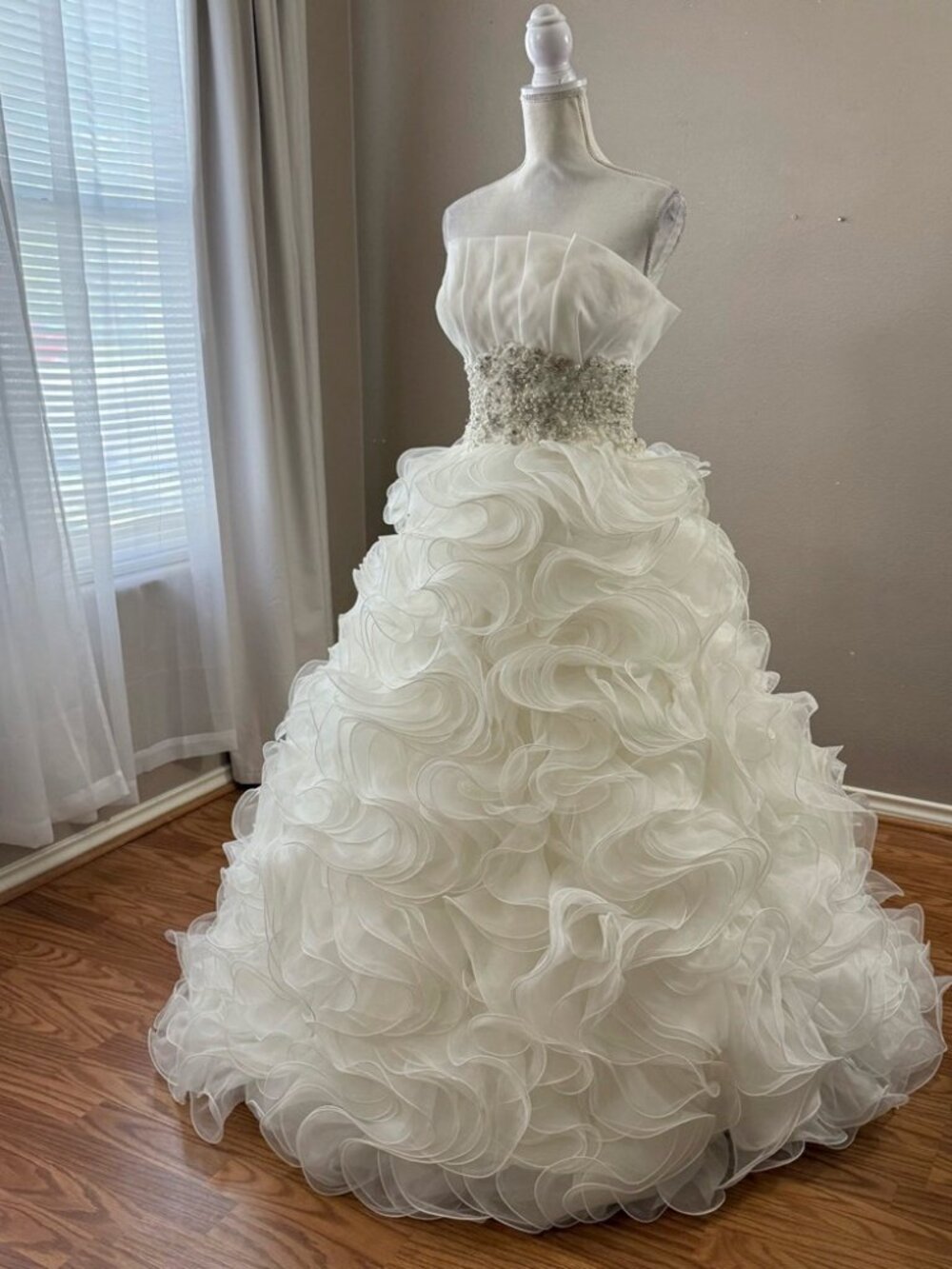 Justin Alexander Wedding Dress 8484 Ruffled Skirt Beaded Top size 8 Fits sz XS/S